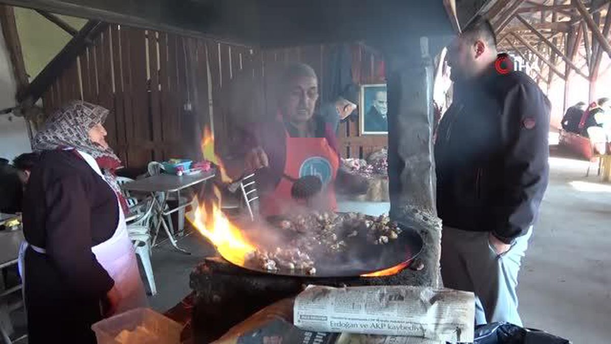 Yüzlerce yıllık ocaklarda pişen kavurmalar saatler içinde tükeniyor
