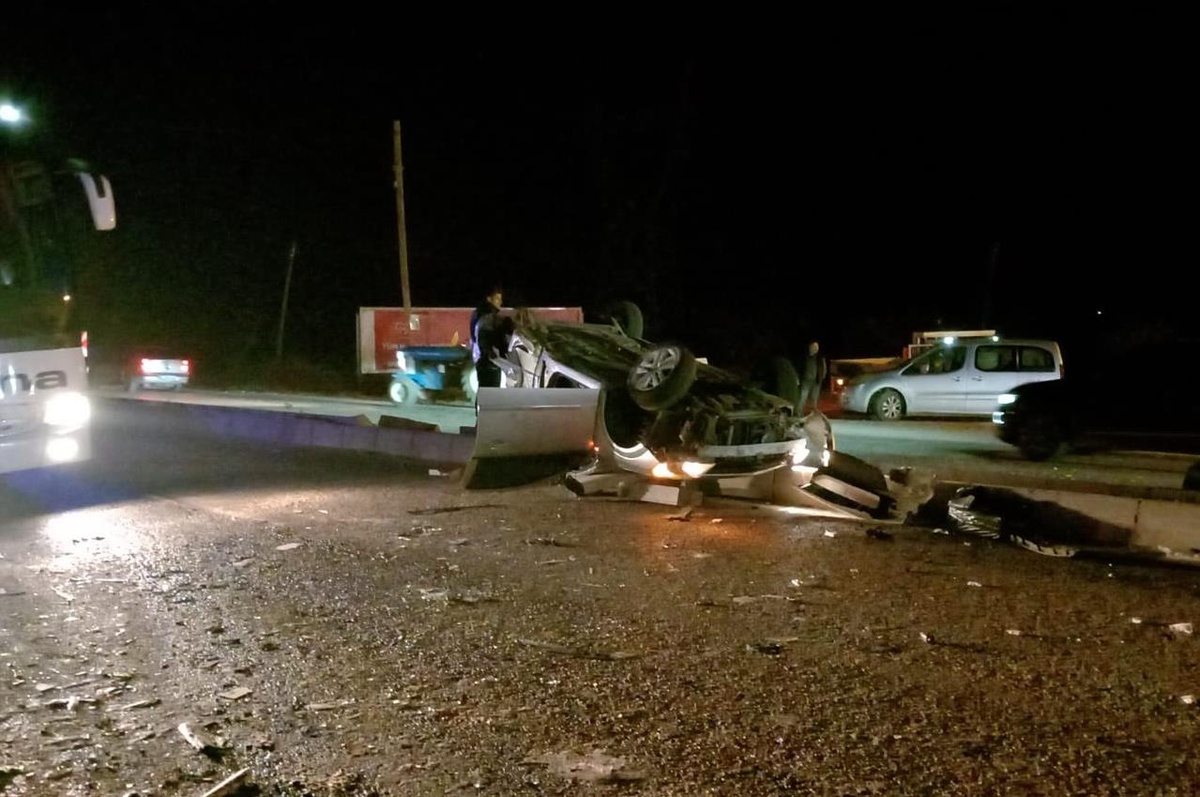 Adana\'da yolcu minibüsü ile otomobilin çarpışması sonucu 13 kişi yaralandı