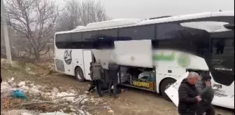 AFYONKARAHİSAR - Yolcu otobüsünün traktöre çarpması sonucu hasar oluştu