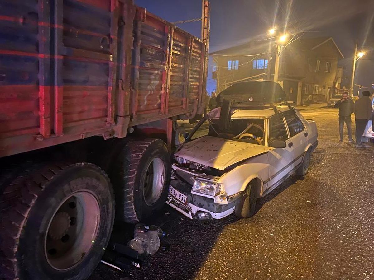 Alkollü sürücü otomobili ile park halindeki kamyona çarptı: 2 yaralı