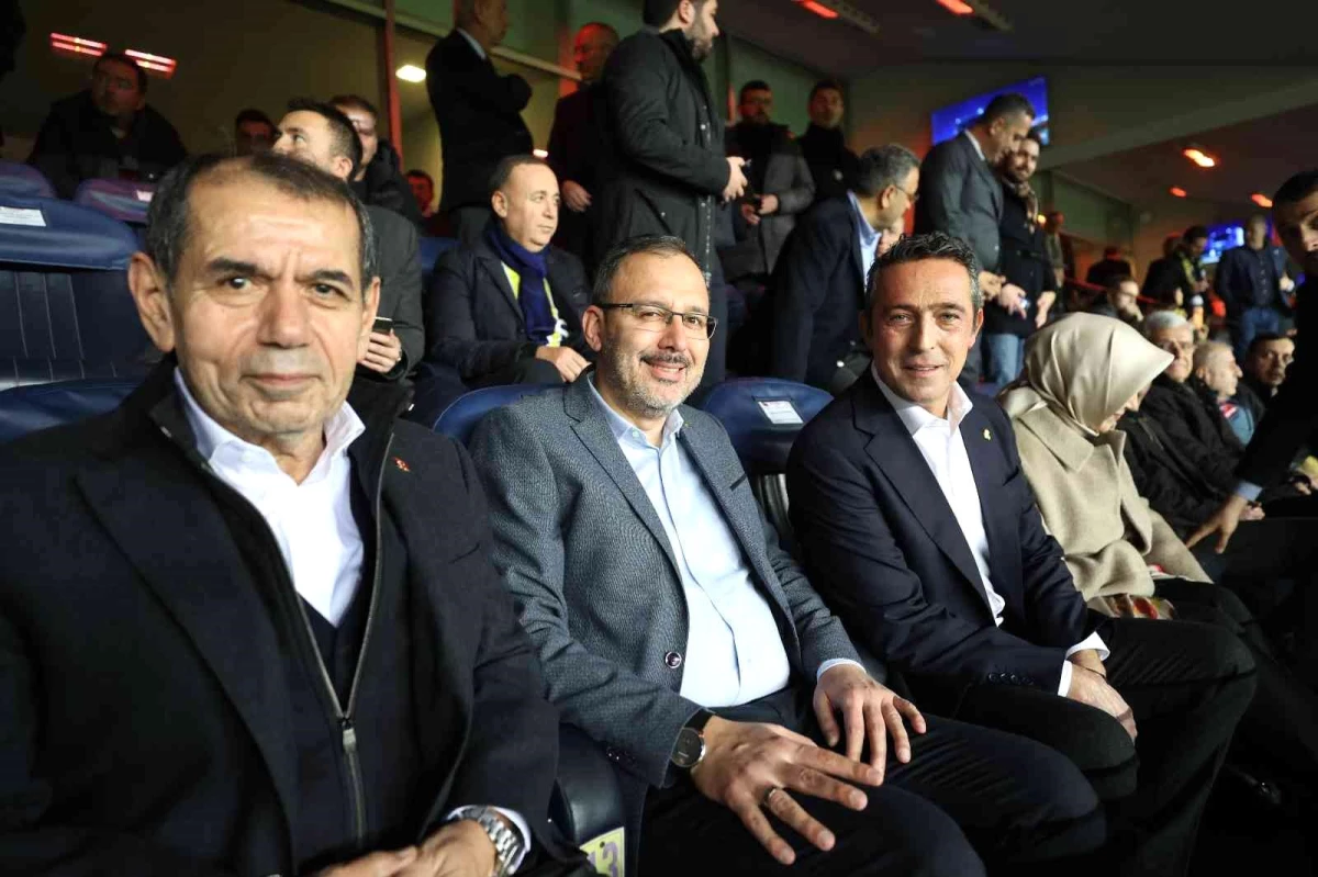 Bakan Kasapoğlu derbi başkanlarla beraber takip etti