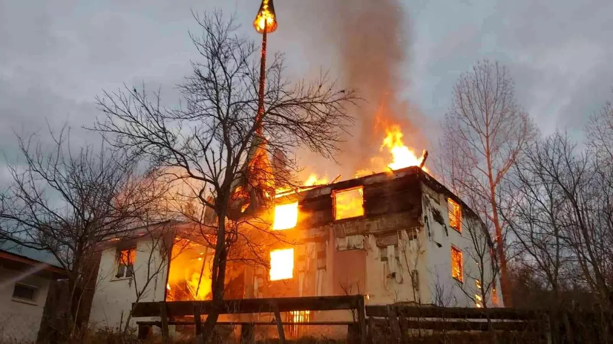 Bolu\'da ahşap cami alev alev yandı