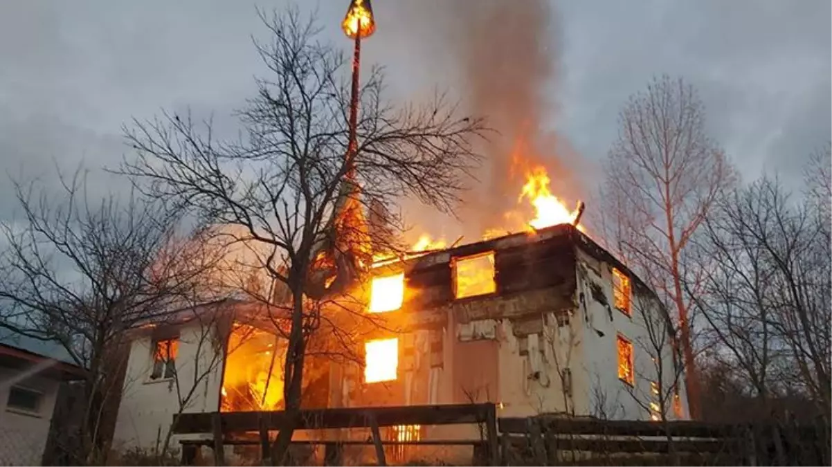 Bolu\'da ahşap cami alev alev yandı