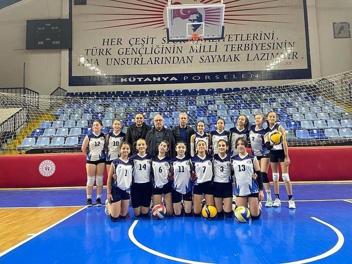 Bozüyüklü kızlar voleybolda bölge şampiyonu oldu