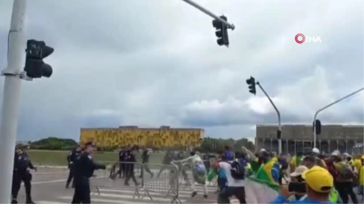 Brezilya\'da Bolsonaro destekçileri Ulusal Kongre\'yi bastıPolis, göstericilere göz yaşartıcı gazla müdahale etti