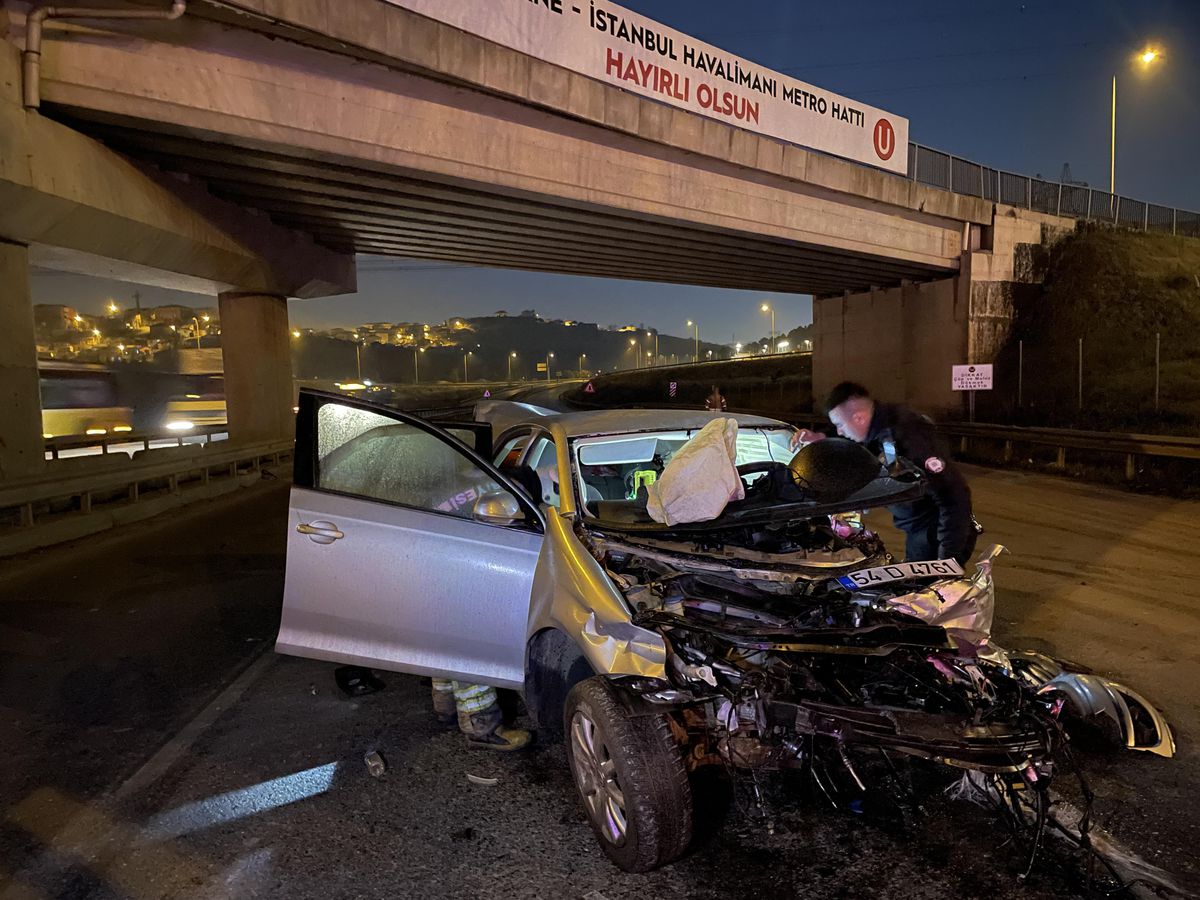 Çekmeköy\'de bariyere çarpan otomobildeki 3 kişi yaralandı