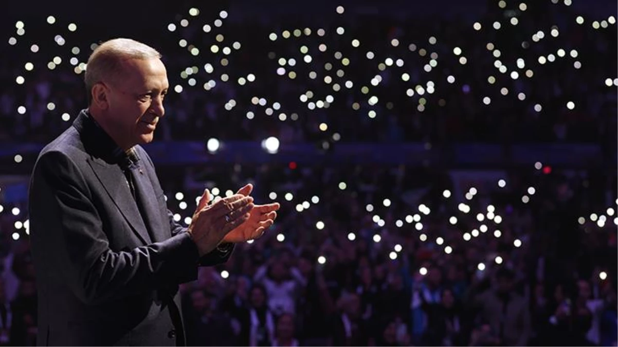 Ünlü sanatçı Cengiz Kurtoğlu\'ndan Cumhurbaşkanı Erdoğan\'a sürpriz! Sahnede en meşhur şarkısına eşlik etti