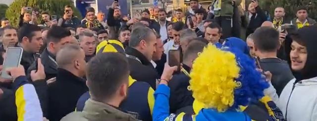 Derbi öncesi Kadıköy'de izdiham! Stada gelen ismi gören taraftar saniyeler içinde etrafını sardı