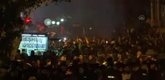 Derbinin ardından Galatasaraylı taraftarlar galibiyeti kutladı