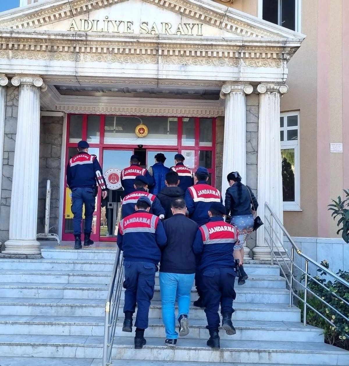Didim\'de 3 göçmen kaçakçısı yakalandı
