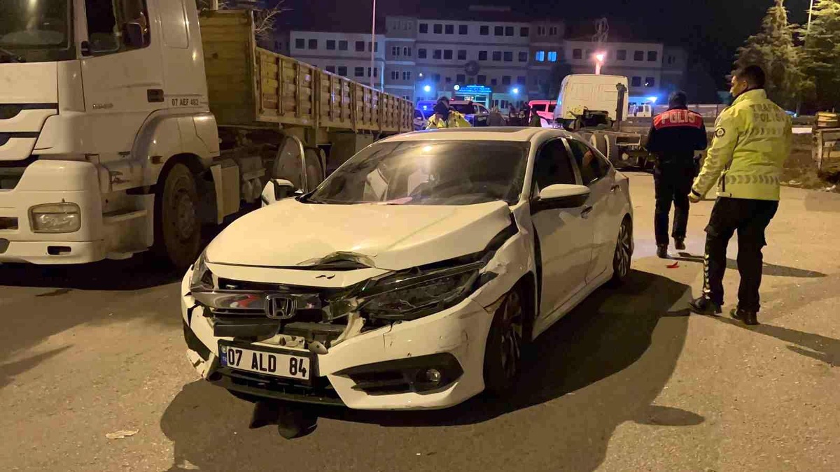\'Dur\' İhtarına uymayan alkollü sürücüsü polise çarpıp kaçtı
