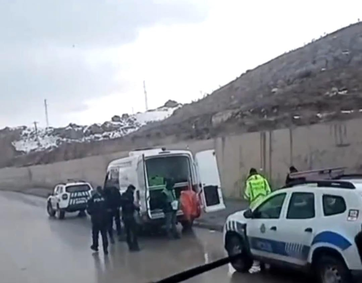 Düzensiz göçmenleri taşıyan araç kaza yaptı: 2 ölü, 6 yaralı
