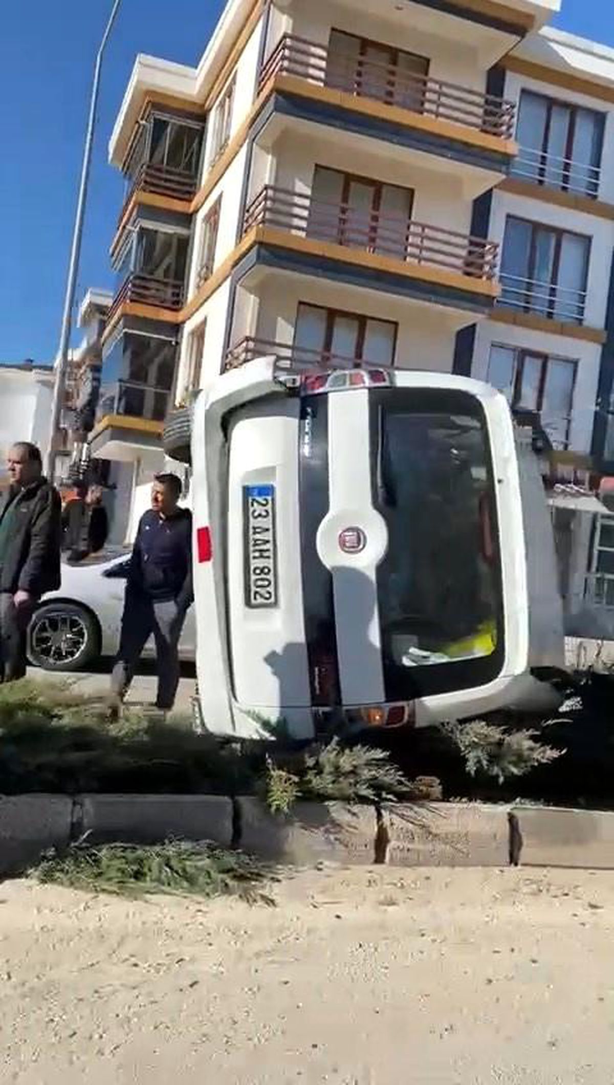 Elazığ\'da hafif ticari araç yan yattı: 1 yaralı