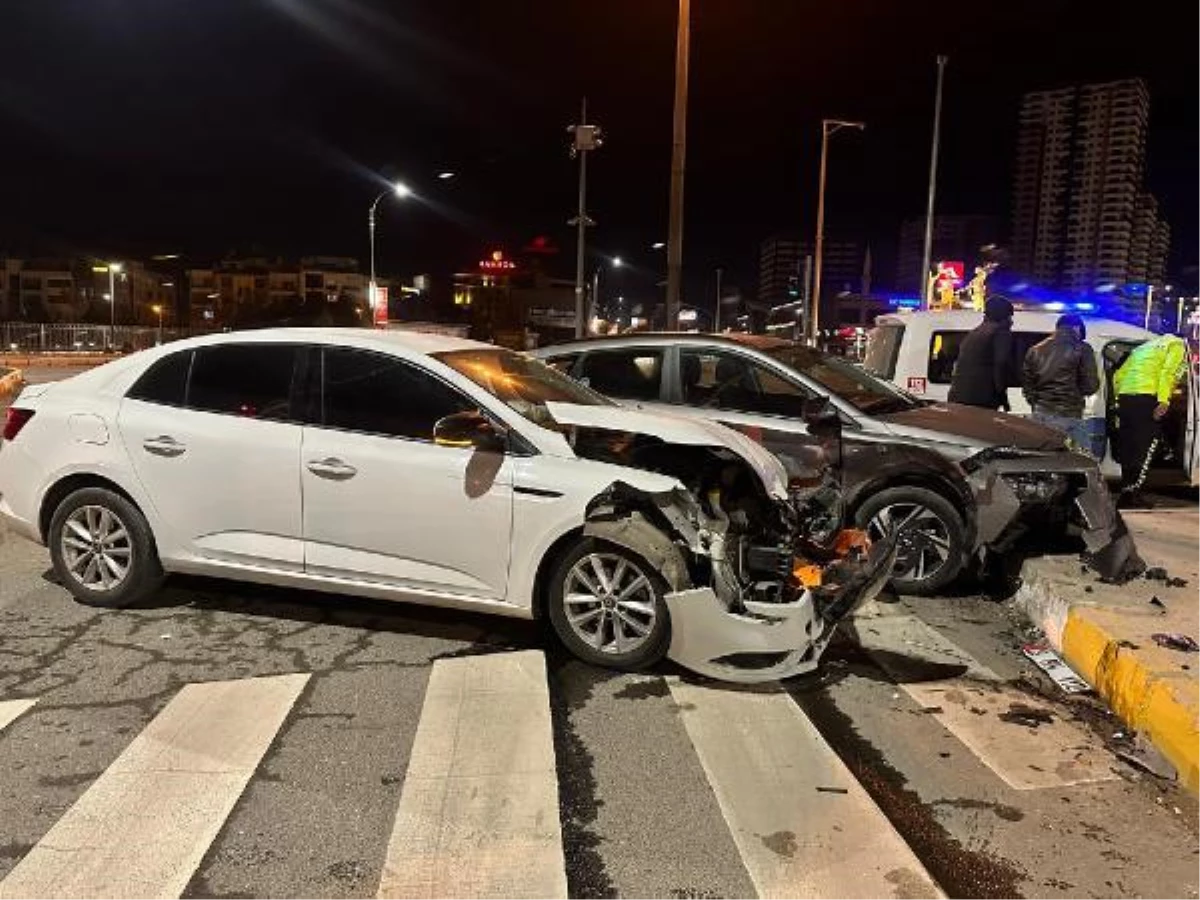 Elazığ\'da otomobiller çarpıştı: 1 yaralı