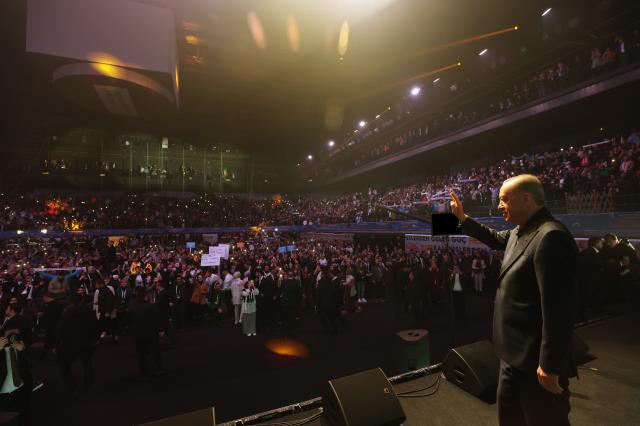 Erdoğan'ın dikkatini çeken pankart: Seni görmek büyüktür AA ile dersten geçmek