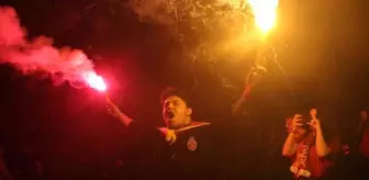 Dev derbiyi kazanan Galatasaray taraftarları Taksim Meydanı'nda kutlama yaptı
