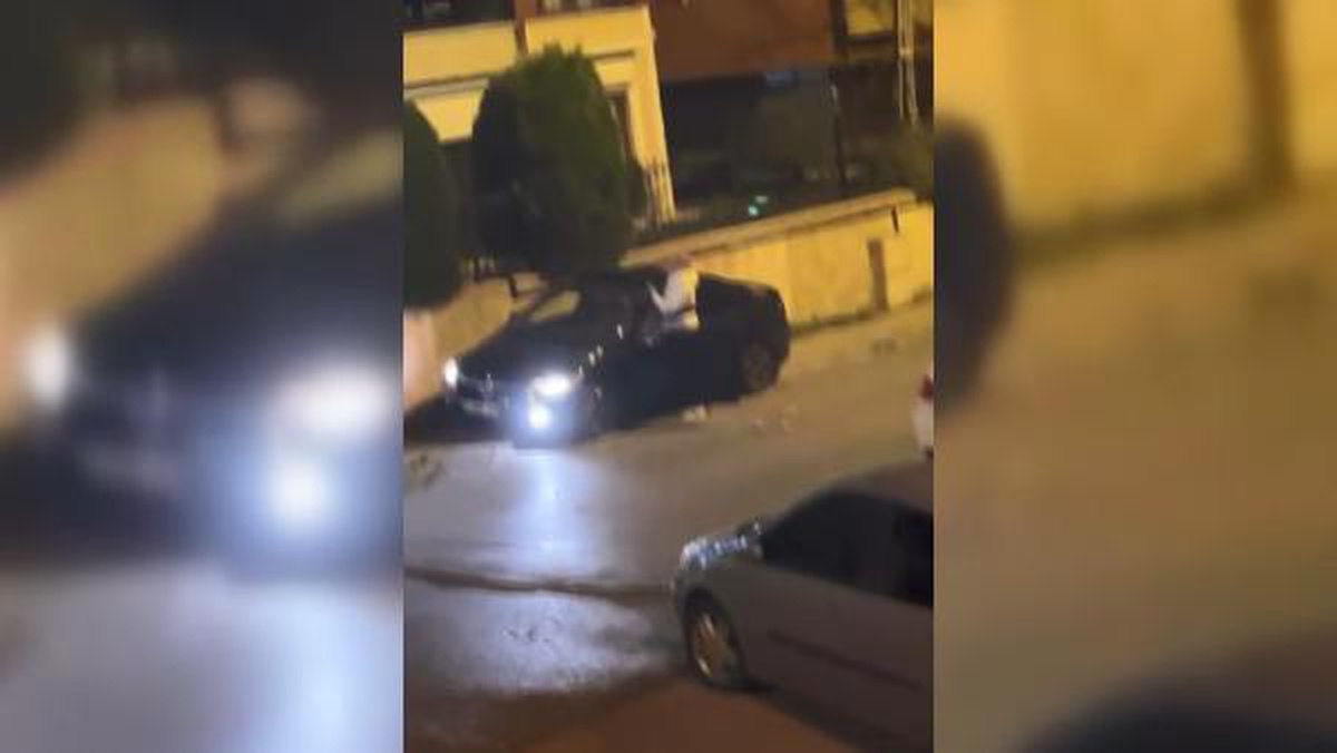 Gece otomobil içinde yüksek sesle müzik dinleyene, portakal atarak tepki