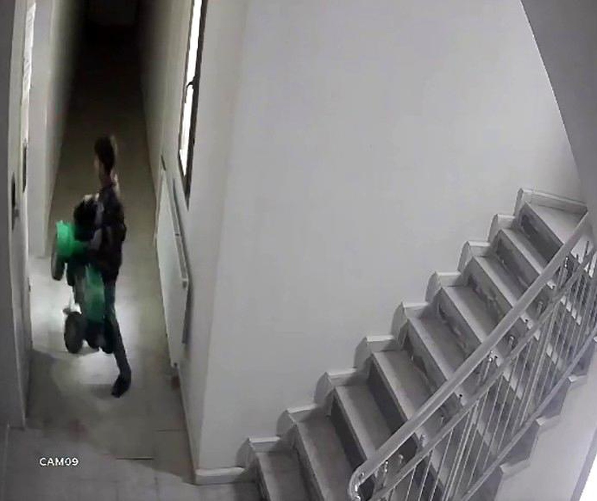 Hırsızlar daire kapasının önündeki akülü arabayı çaldı