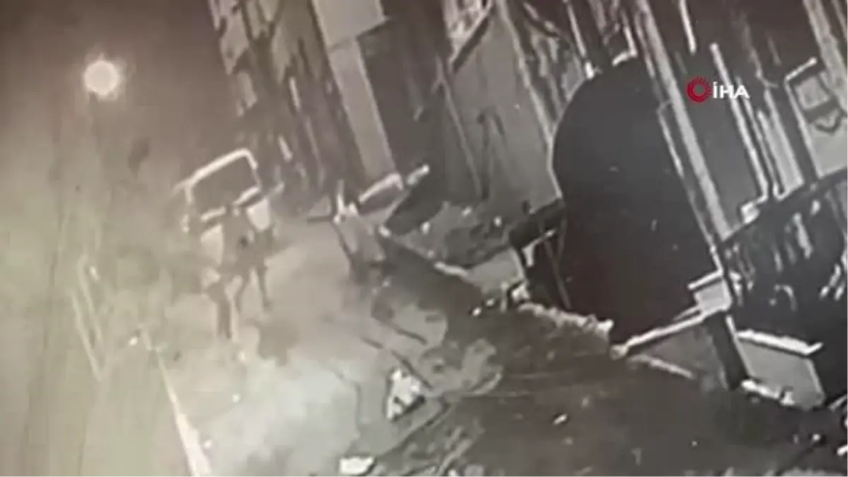 İstanbul\'da dehşet anları kamerada: Tek yumrukla komalık edip telefonunu gasp etti