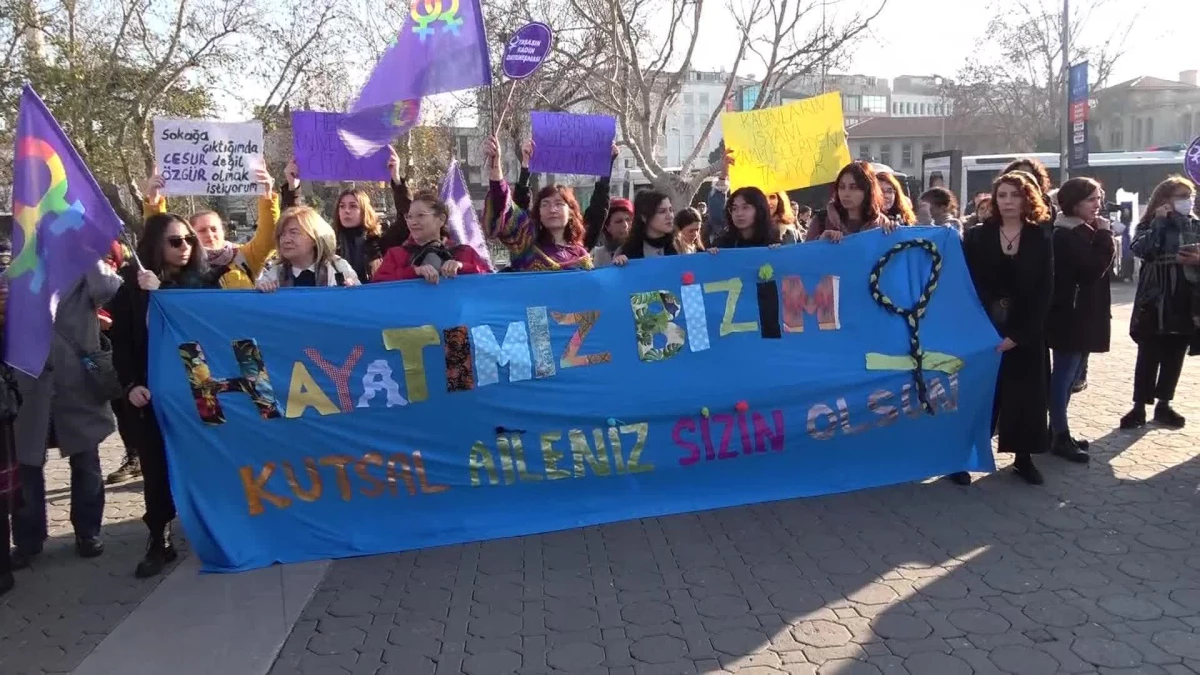 Kadınlar, "2023\'te Kadınların İsyanı Değiştirecek" Diyerek İstanbul\'da Eylem Yaptı: "Erkek Adalet Karşısında Gerçek Adalet Sağlanana Kadar Meydanları...