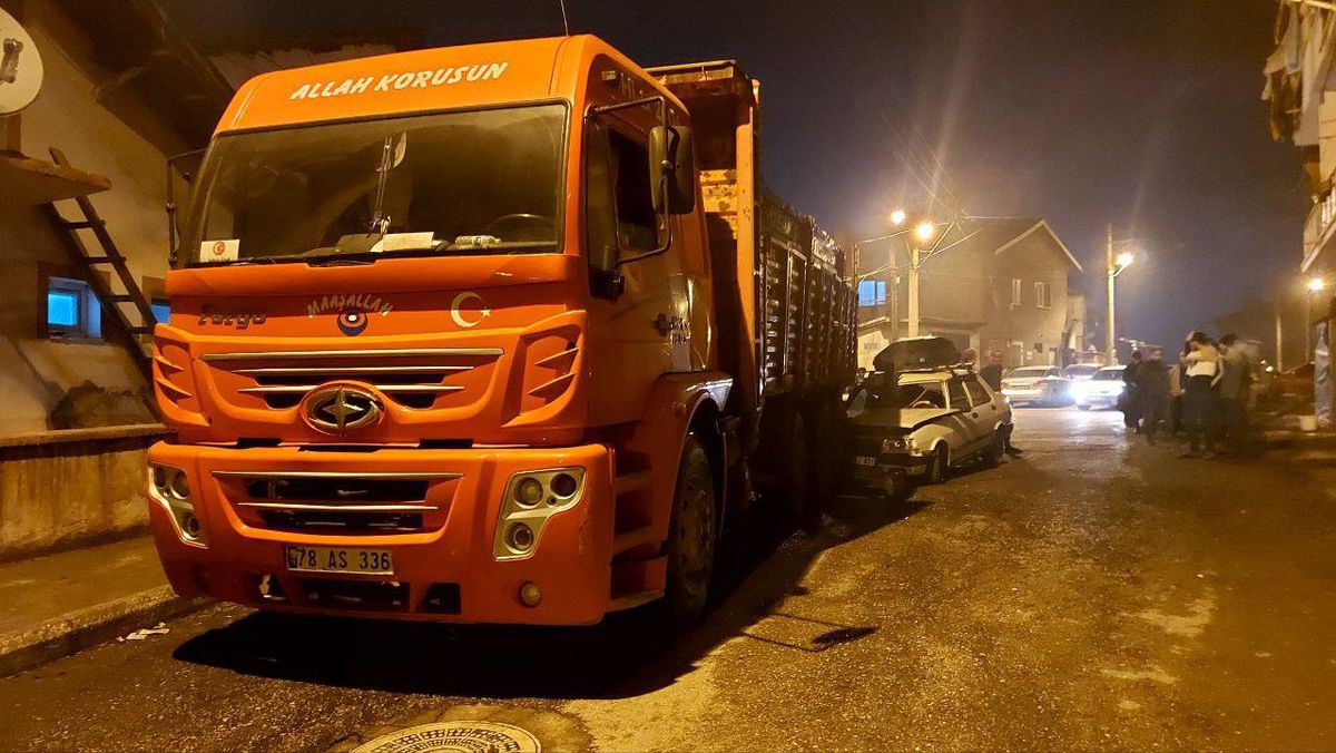 Karabük\'te park halindeki kamyona çarpan otomobildeki 2 kişi yaralandı