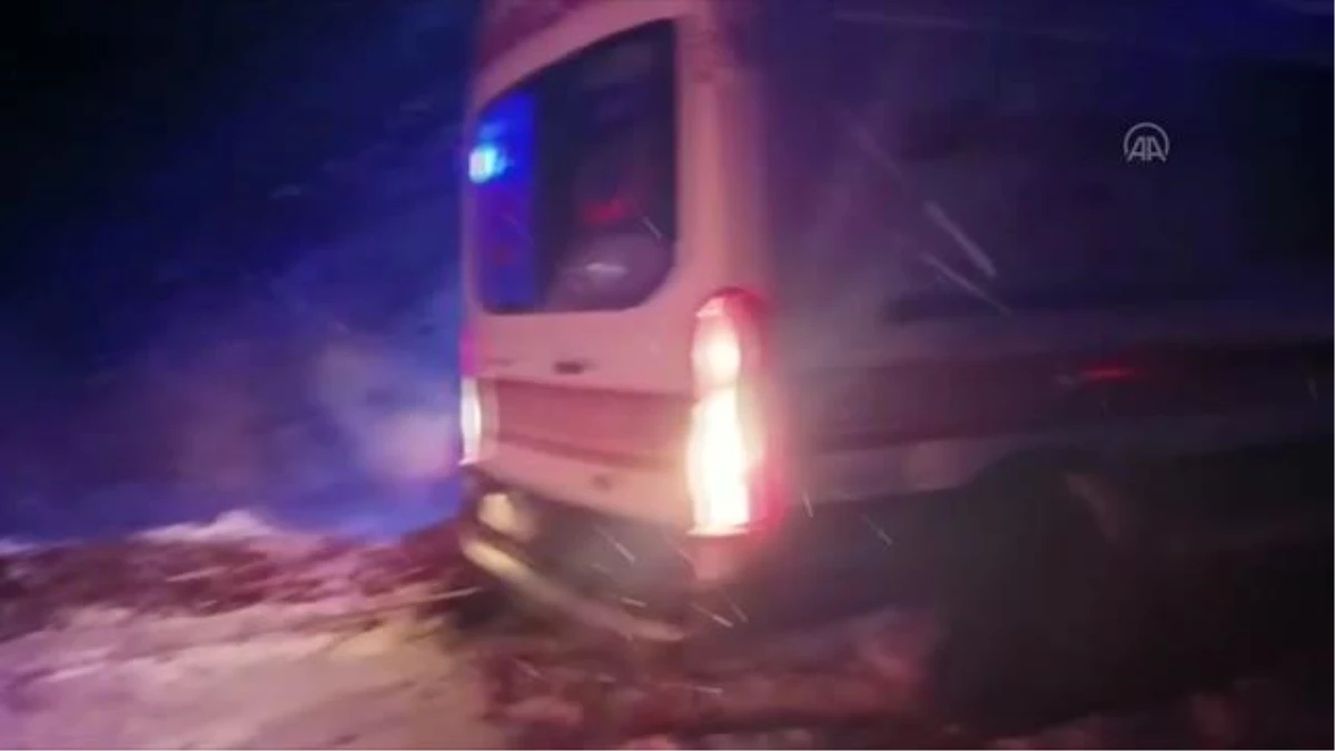 Karda mahsur kalan ambulansı özel idare ekipleri kurtardı