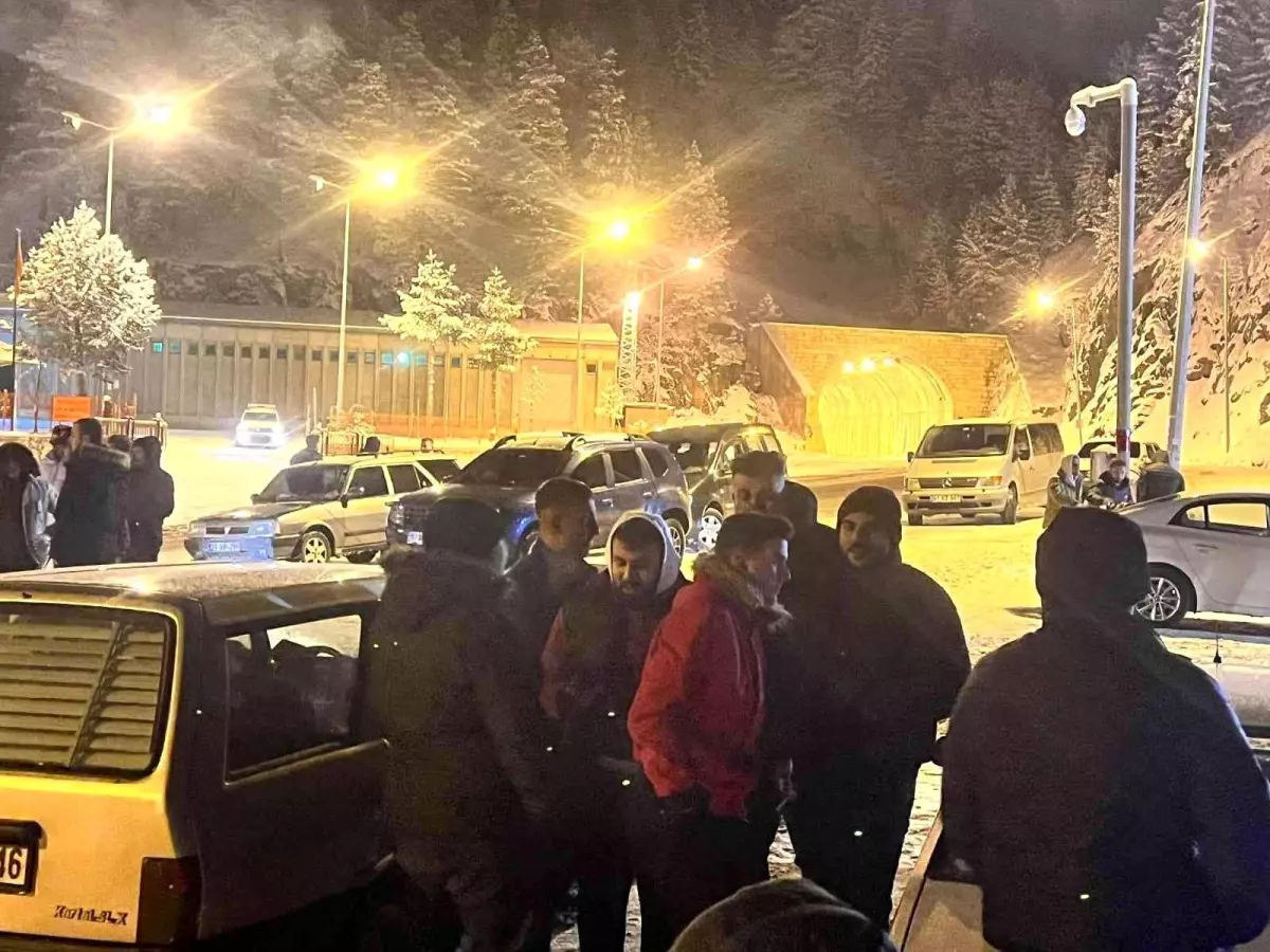 Karın keyfini Zigana Dağı\'nda horon ve kolbastı oynayarak çıkardılar