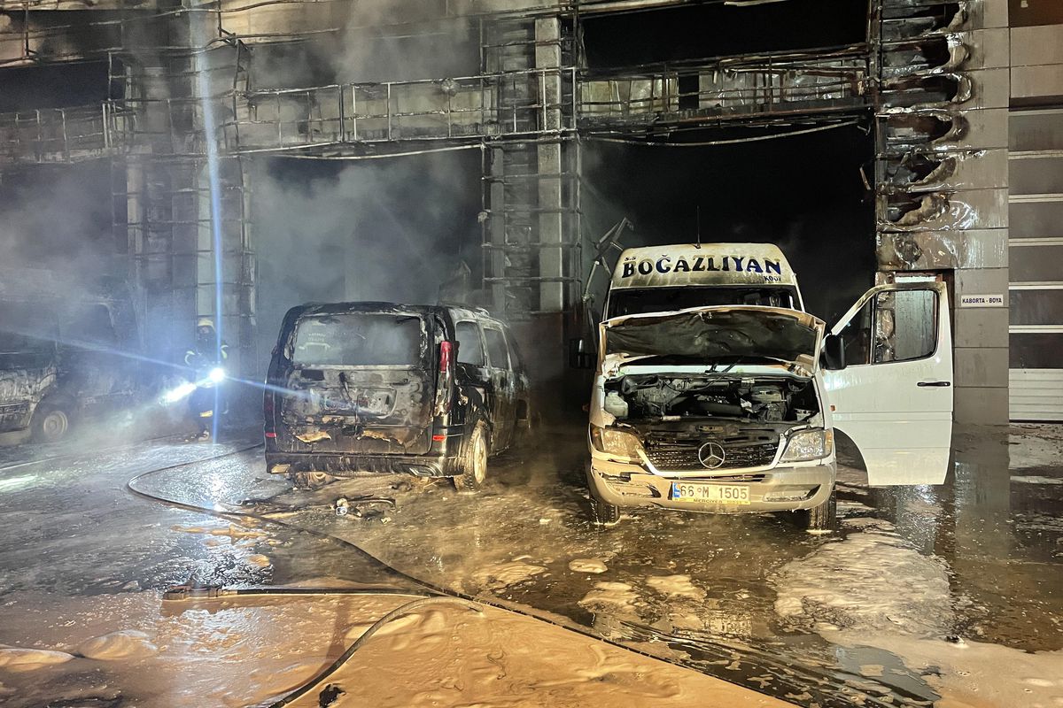 Kayseri\'de oto servisinde çıkan yangında 10 araç kullanılamaz hale geldi