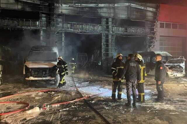 Kayseri'de oto servisinde çıkan yangında 10 araç kullanılamaz hale geldi