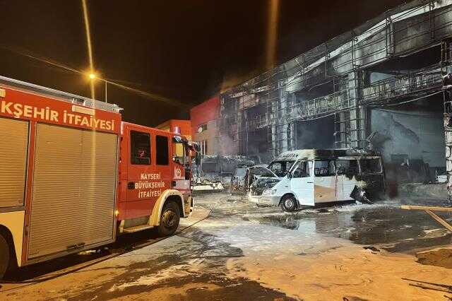 Kayseri'de oto servisinde çıkan yangında 10 araç kullanılamaz hale geldi