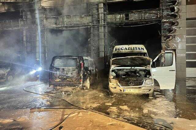 Kayseri'de oto servisinde çıkan yangında 10 araç kullanılamaz hale geldi