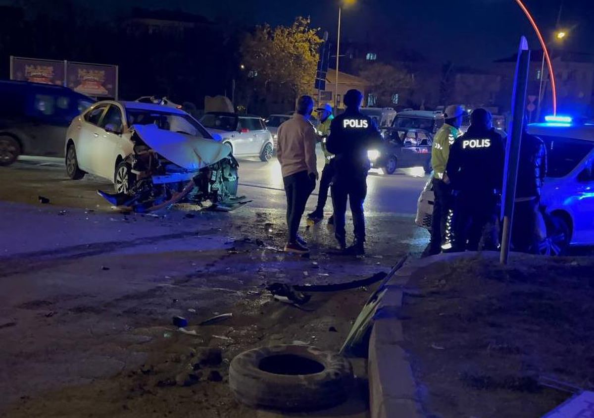 Kocaeli\'de halk otobüsüyle çarpışan otomobildeki 2 kişi yaralandı