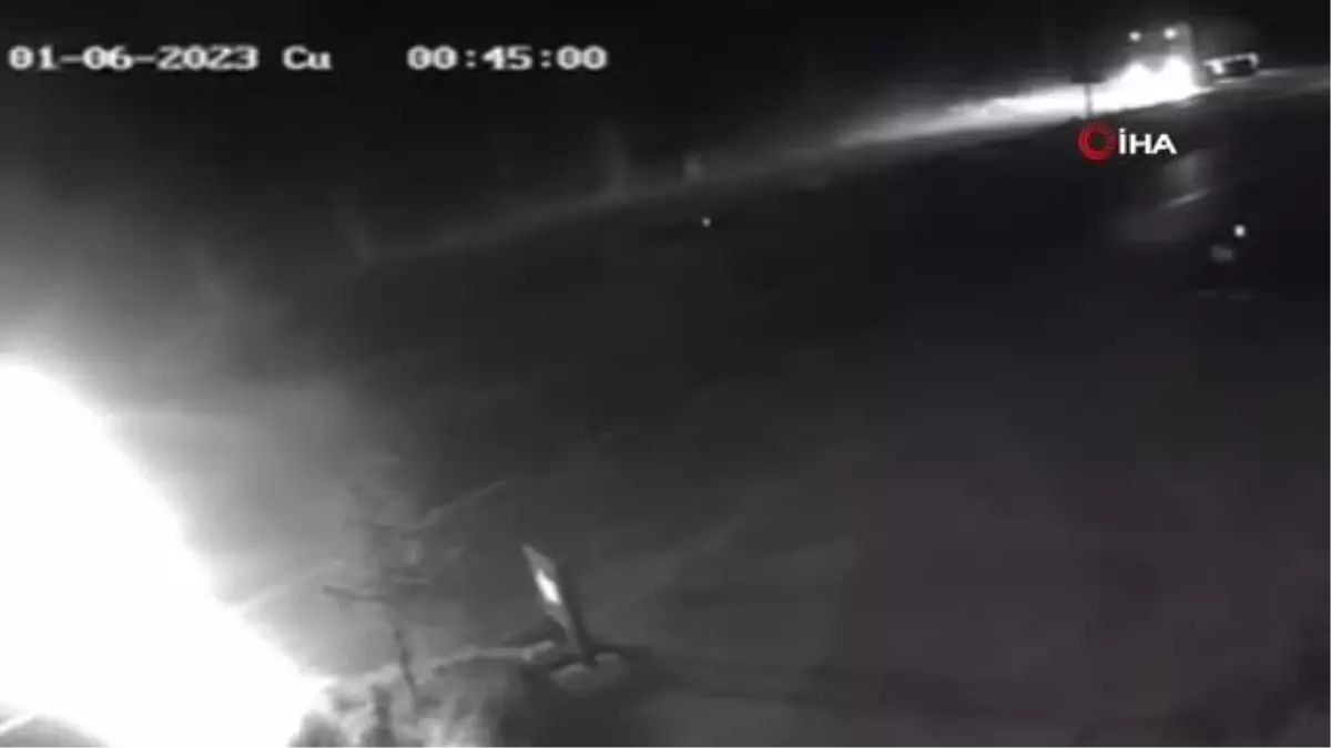 Kontrolden çıkan buğday yüklü tırın devrilme anı kameraya böyle yansıdı