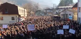Kosova'da biri çocuk 2 Sırp'ın Noel kutlamaları sırasında yaralanması protesto edildi