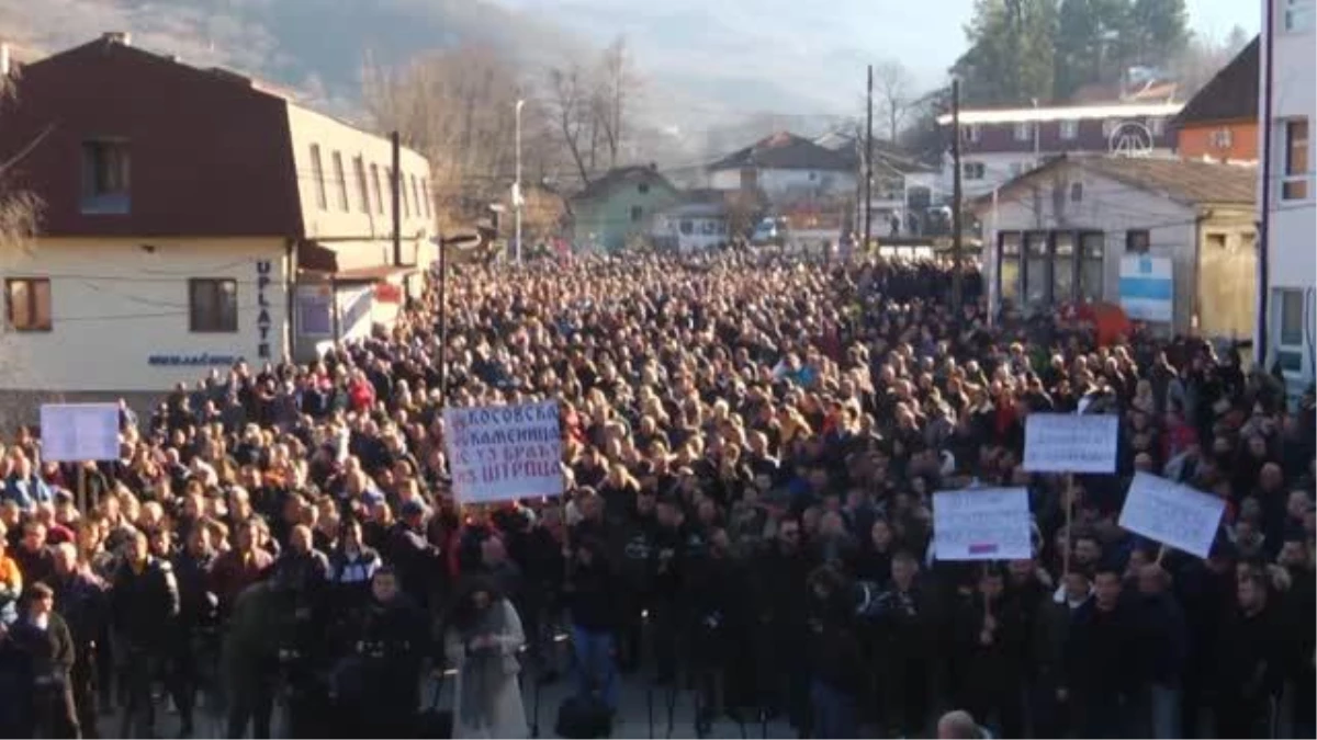 Kosova\'da biri çocuk 2 Sırp\'ın Noel kutlamaları sırasında yaralanması protesto edildi