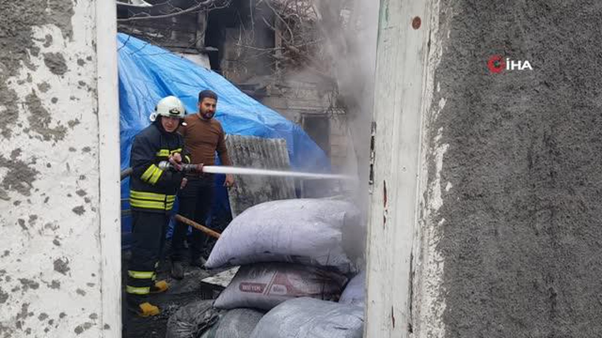 Mangal kömürü deposunda yükselen duman ekipleri alarma geçirdi