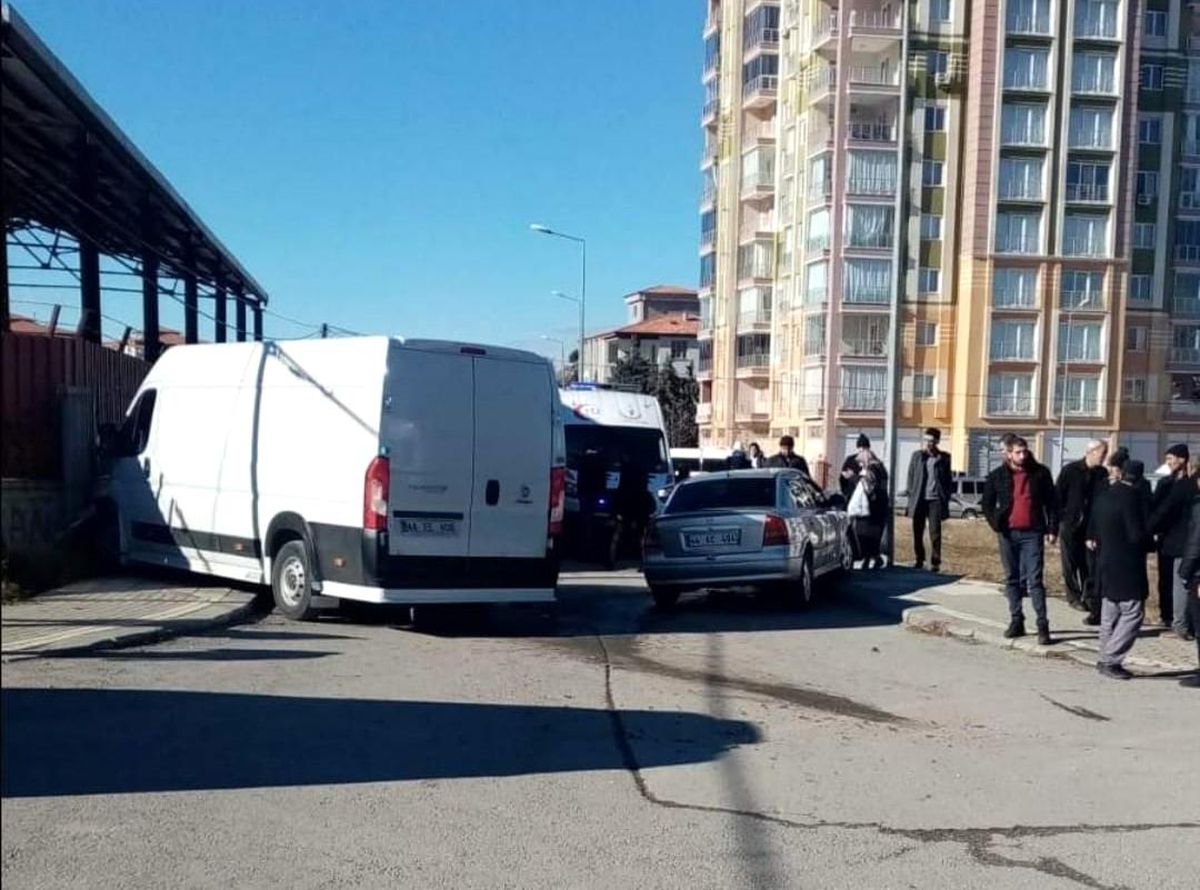 Minibüs ile otomobil çarpıştı: 2 yaralı