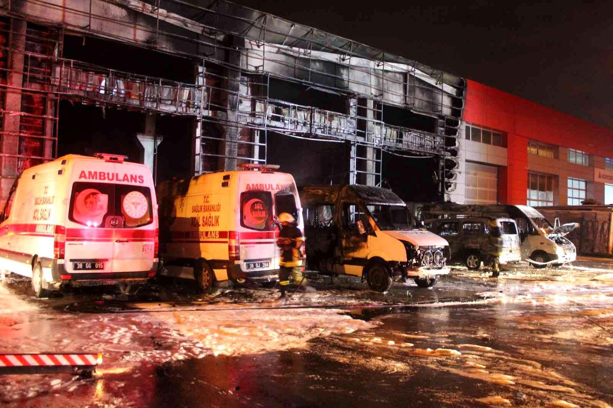 Oto servisinde yangın çıktı, 10 araç alev alev yandı