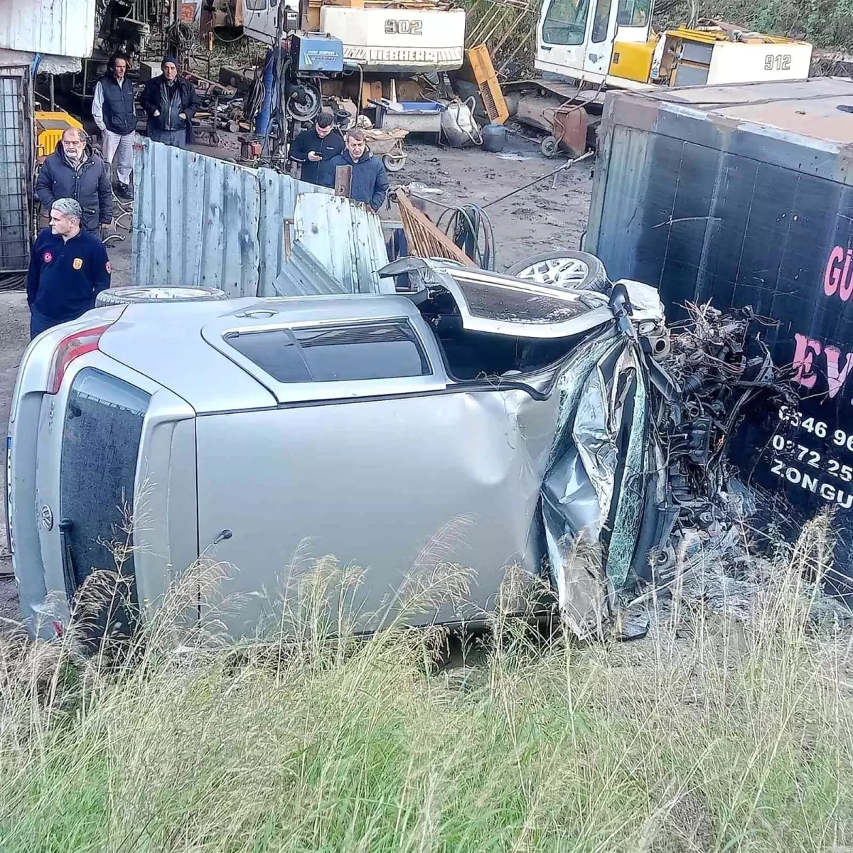 Otomobil alt yola uçtu, hurdaya dönen araçta sürücü yaralandı