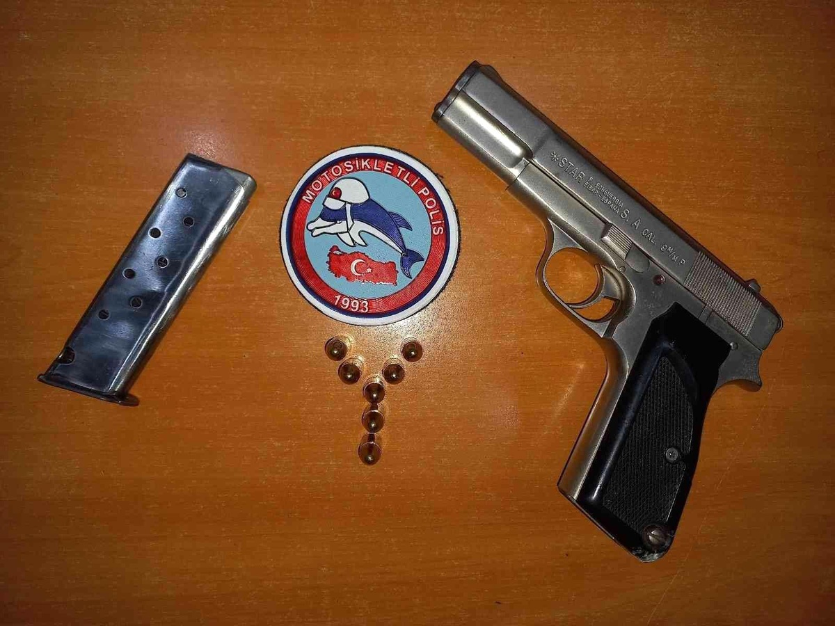 Polise direnen şüphelilerin üzerinden ruhsatsız tabanca çıktı