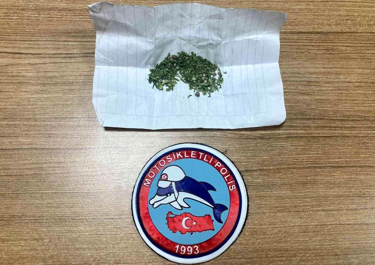 Ruhsatsız silah ve uyuşturucu ele geçirildi