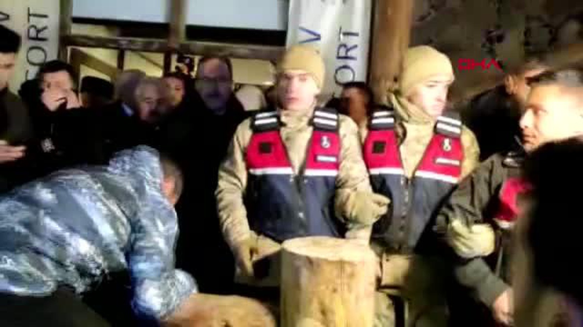 SARIKAMIŞ\'TA BİR OTELİN TAVANI ÇÖKTÜ YARALILAR VAR -2