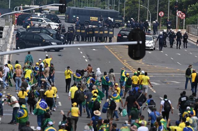 Seçim yenilgisini hazmedemeyen vatandaşlar kongre binasını bastı, ülke karıştı! Brezilya'da orduya müdahale çağrısı