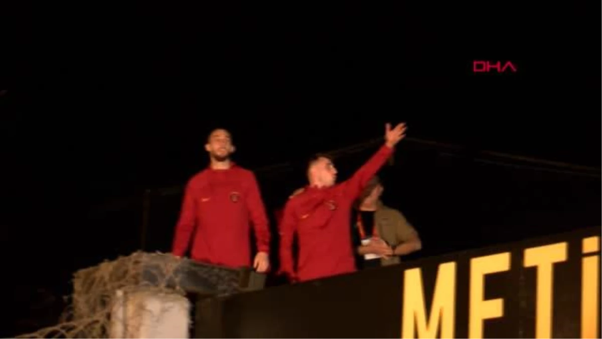 SPOR Galatasaraylı oyuncular, derbi galibiyetini taraftarlarla kutladı