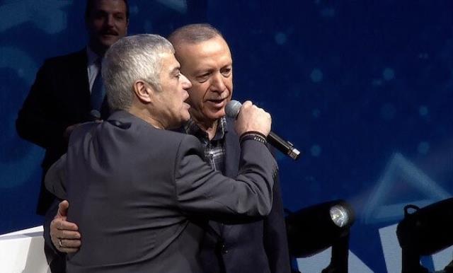 Ünlü sanatçı Cengiz Kurtoğlu'ndan Cumhurbaşkanı Erdoğan'a sürpriz! Sahnede en meşhur şarkısına da eşlik etti