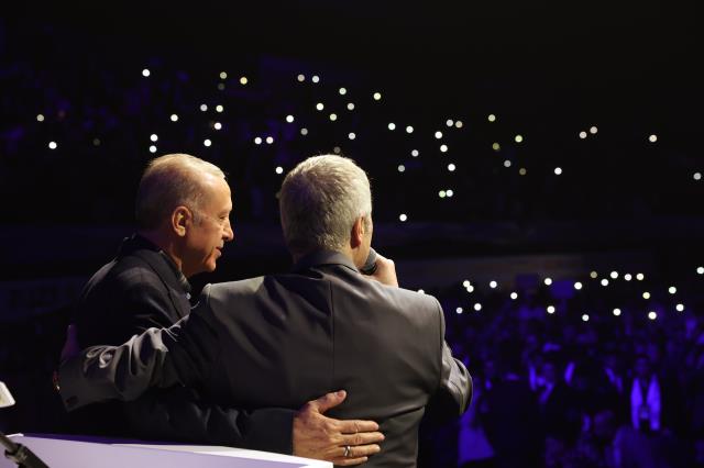 Ünlü sanatçı Cengiz Kurtoğlu'ndan Cumhurbaşkanı Erdoğan'a sürpriz! Sahnede en meşhur şarkısına da eşlik etti