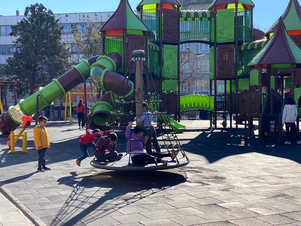 Vatandaşlar güneşli havanın tadı çıkarıyor
