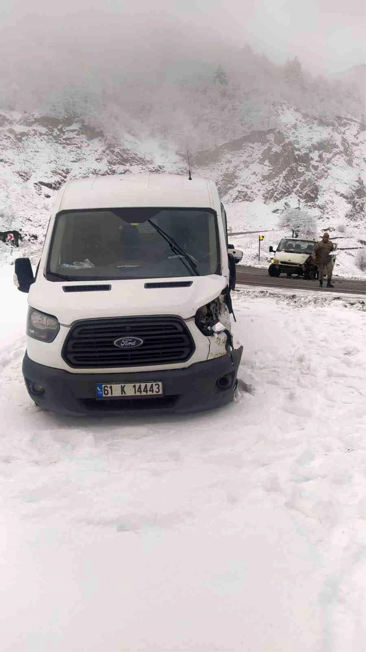 Zigana Dağı\'nda karlı yolda kaza: 2 yaralı