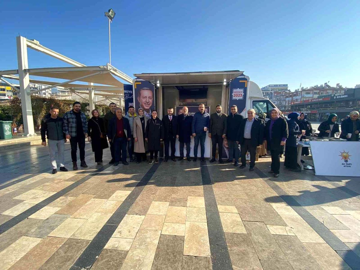 AK Partili yöneticiler kent meydanında vatandaşlarla buluştu