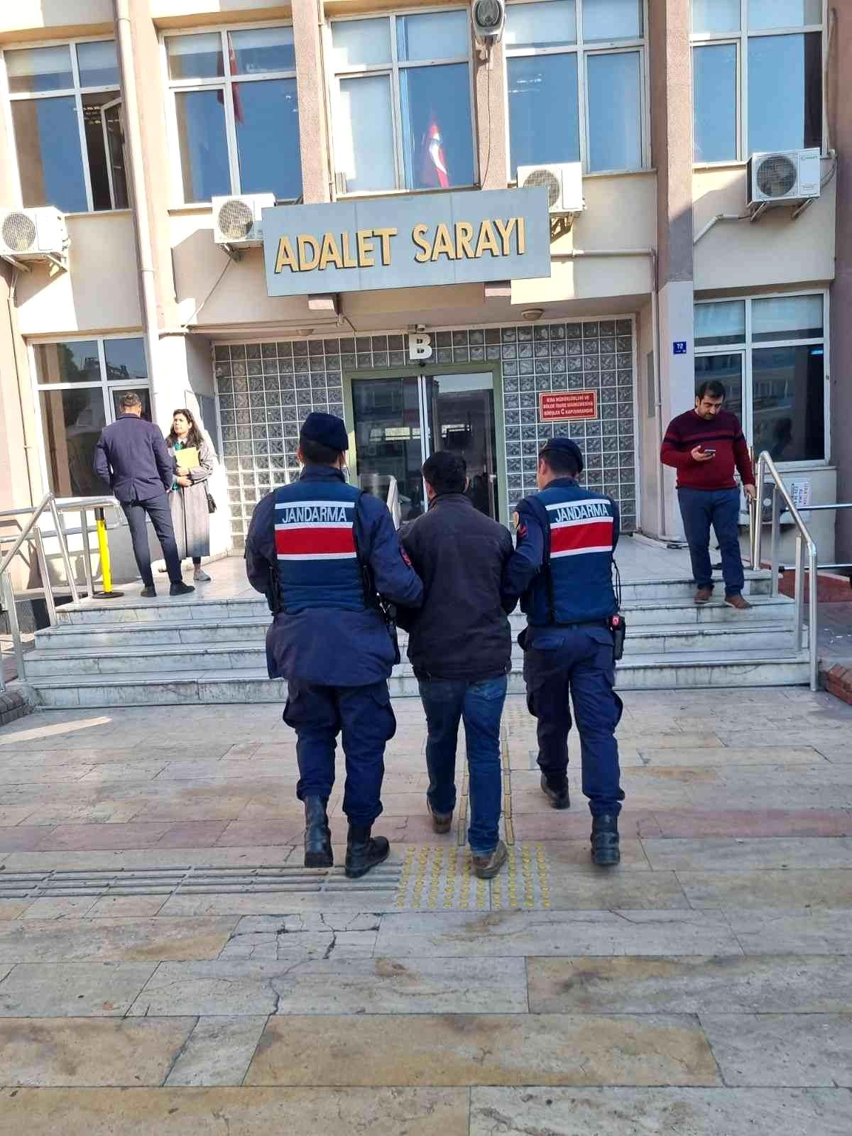 Aydın\'da aranan şahıslar jandarmadan kaçamadı